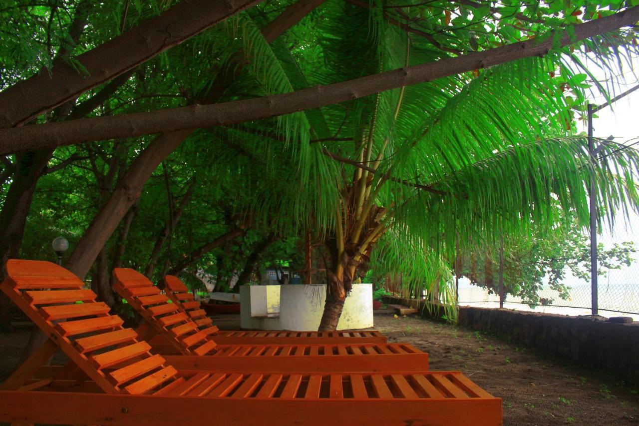 Fx72 Beach Resort Maumere Esterno foto