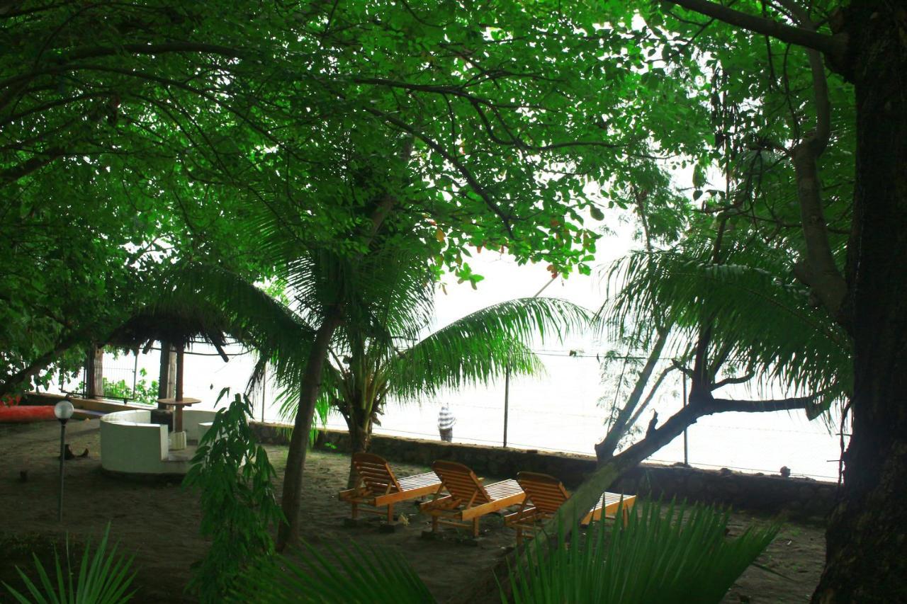 Fx72 Beach Resort Maumere Esterno foto