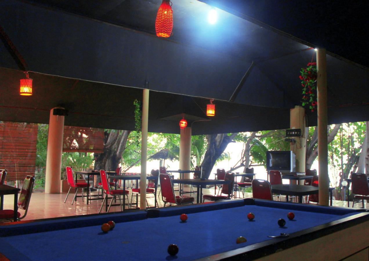 Fx72 Beach Resort Maumere Esterno foto