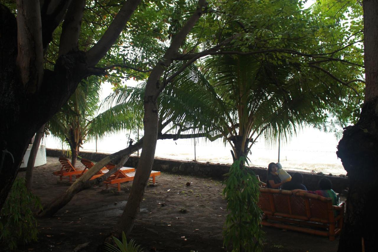 Fx72 Beach Resort Maumere Esterno foto