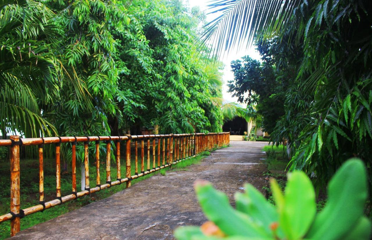 Fx72 Beach Resort Maumere Esterno foto