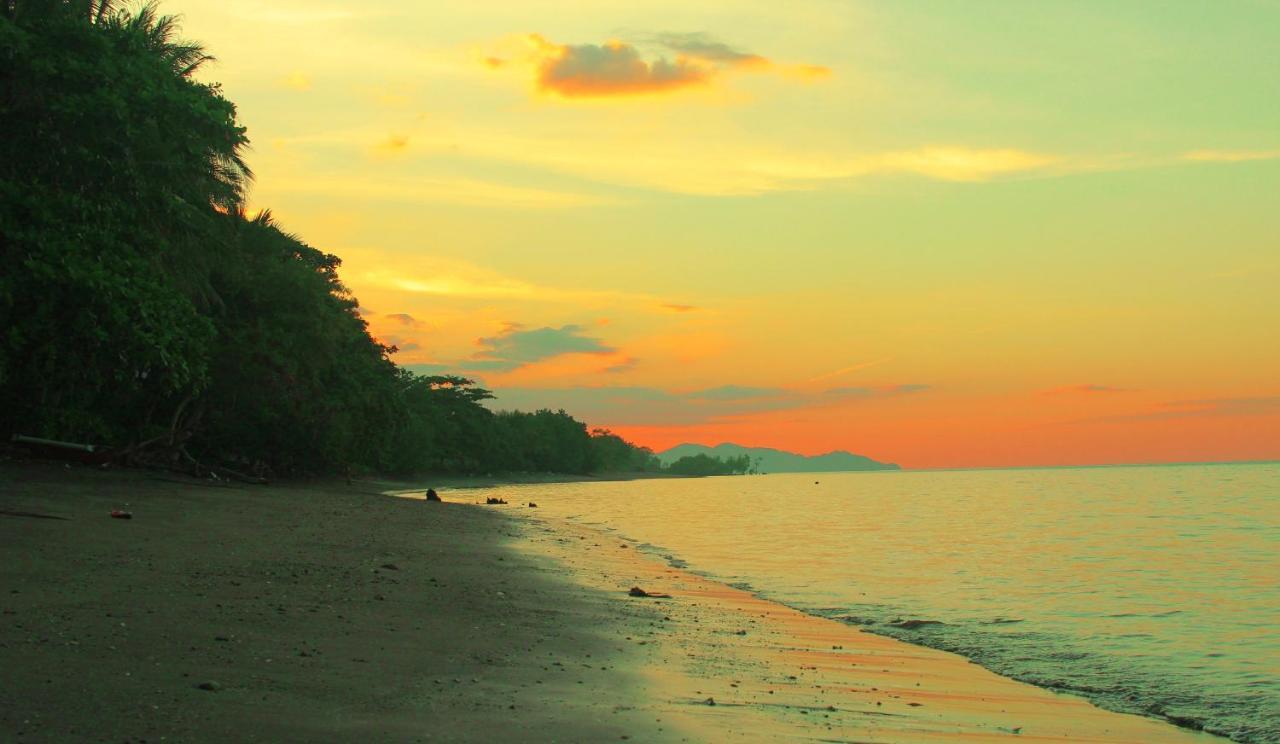 Fx72 Beach Resort Maumere Esterno foto