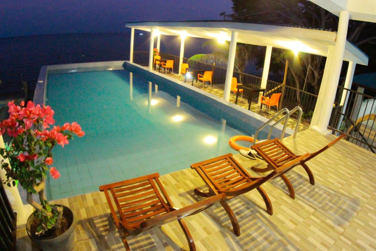 Fx72 Beach Resort Maumere Esterno foto
