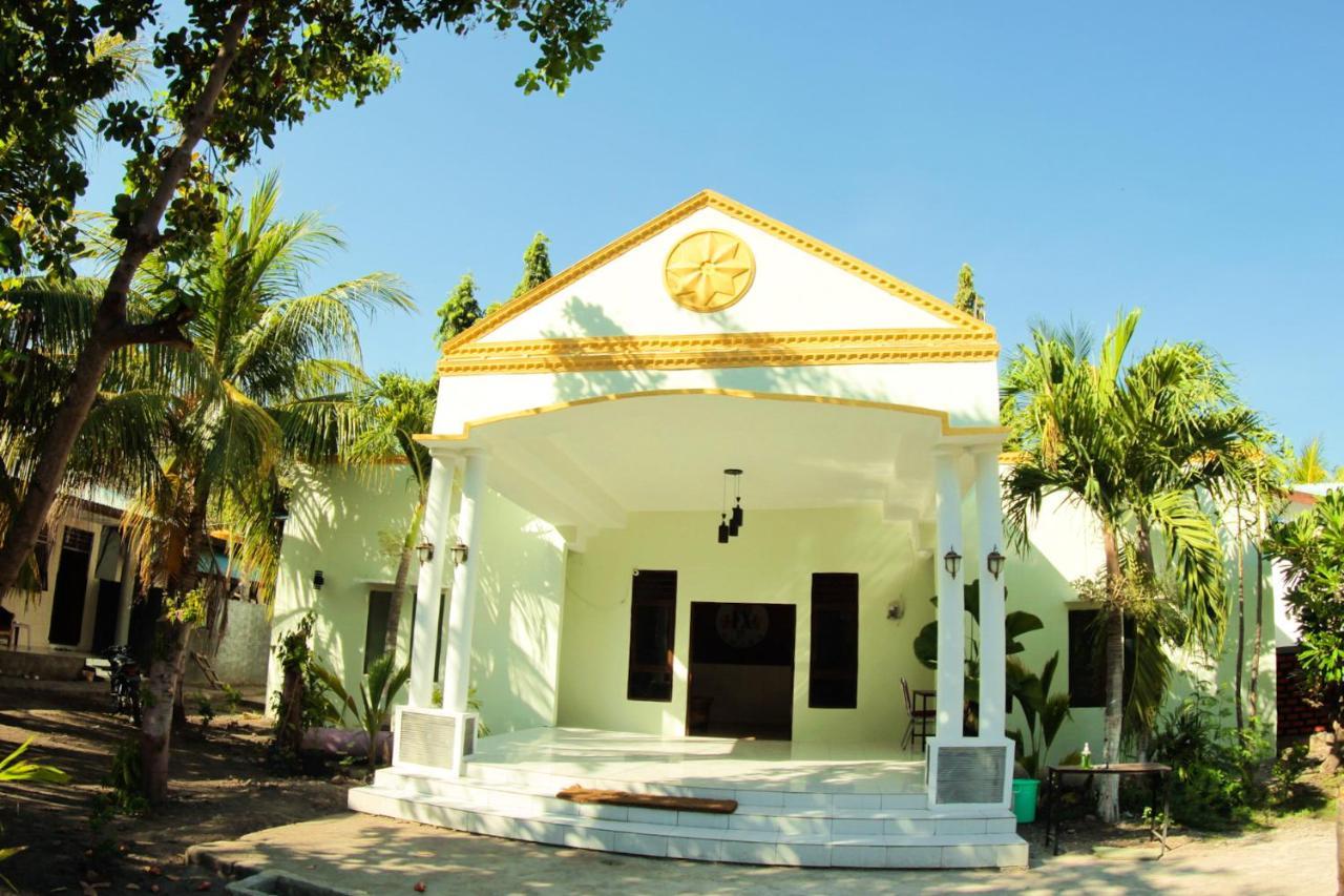 Fx72 Beach Resort Maumere Esterno foto