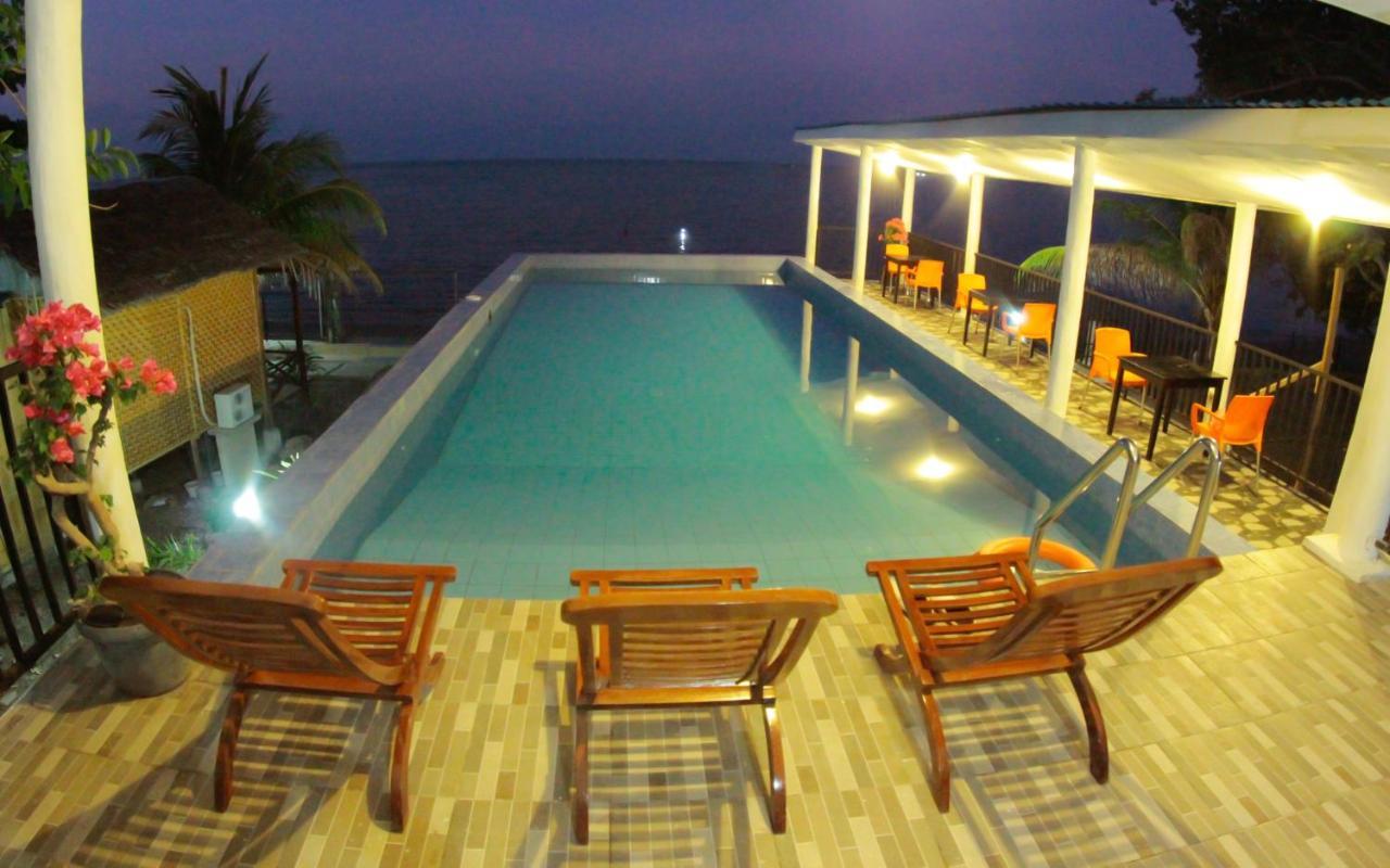 Fx72 Beach Resort Maumere Esterno foto