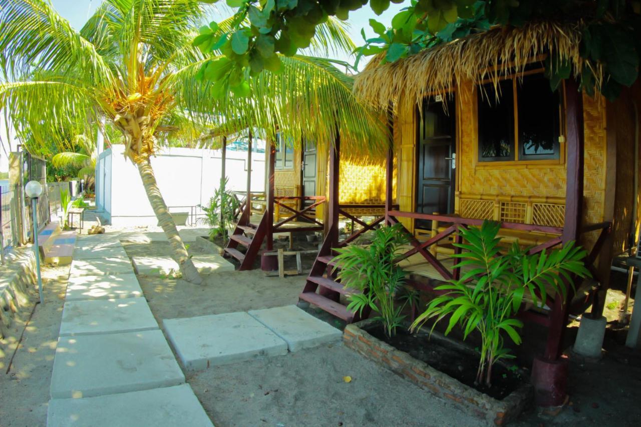 Fx72 Beach Resort Maumere Esterno foto