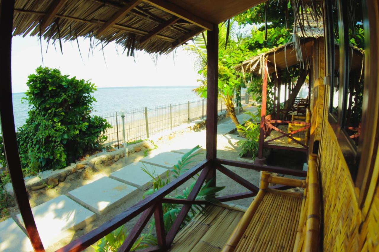 Fx72 Beach Resort Maumere Esterno foto