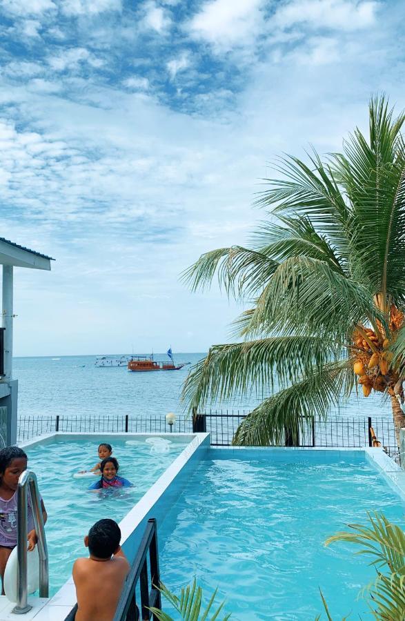 Fx72 Beach Resort Maumere Esterno foto