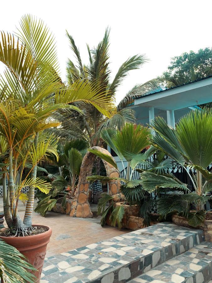 Fx72 Beach Resort Maumere Esterno foto