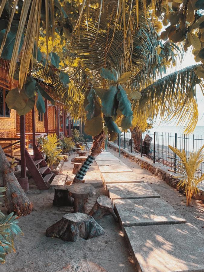 Fx72 Beach Resort Maumere Esterno foto
